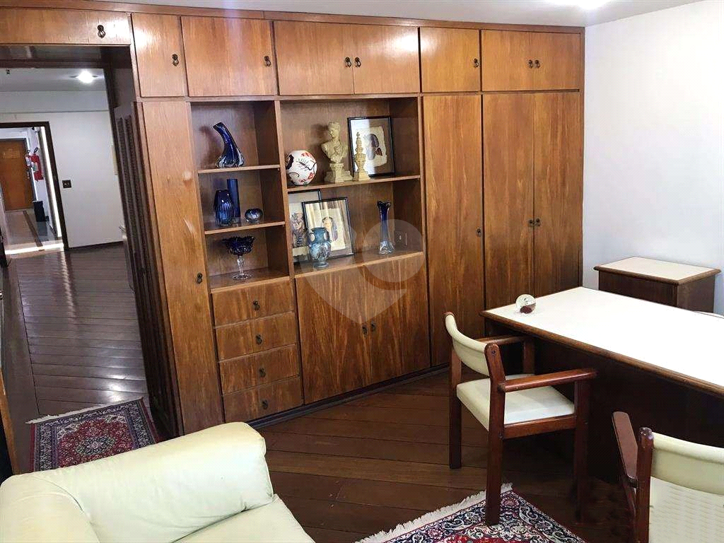 Sala comercial. 300 metros do Metrô. Com móveis e dois banheiros. Andar alto. 