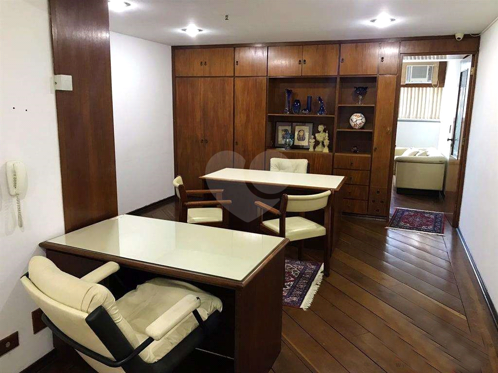 Sala comercial. 300 metros do Metrô. Com móveis e dois banheiros. Andar alto. 
