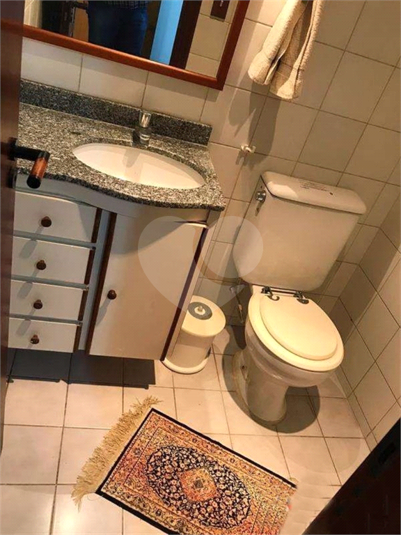 Sala comercial. 300 metros do Metrô. Com móveis e dois banheiros. Andar alto. 