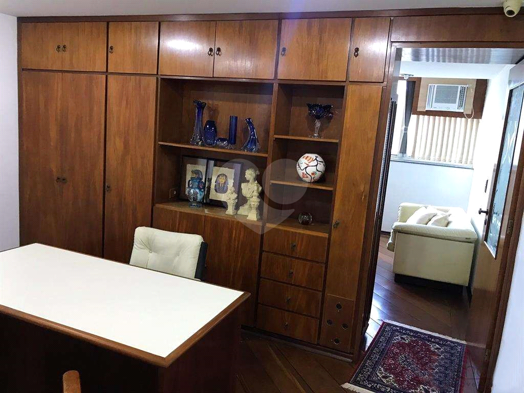 Sala comercial. 300 metros do Metrô. Com móveis e dois banheiros. Andar alto. 