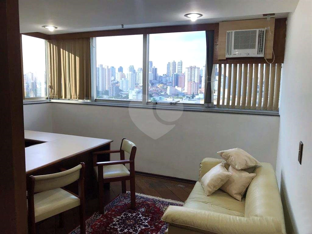 Sala comercial. 300 metros do Metrô. Com móveis e dois banheiros. Andar alto. 