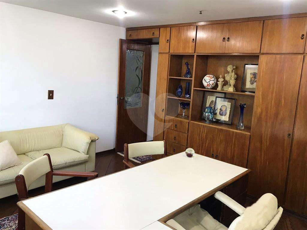 Sala comercial. 300 metros do Metrô. Com móveis e dois banheiros. Andar alto. 