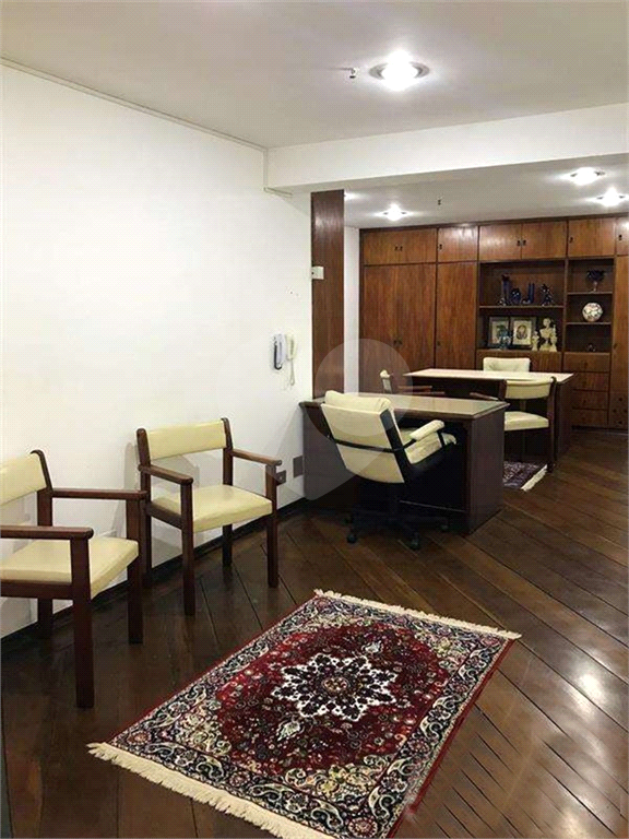 Sala comercial. 300 metros do Metrô. Com móveis e dois banheiros. Andar alto. 