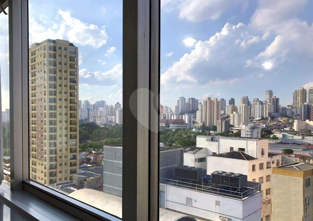 Sala comercial. 300 metros do Metrô. Com móveis e dois banheiros. Andar alto. 
