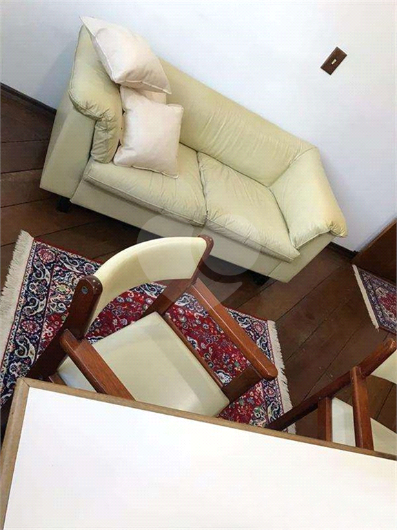Sala comercial. 300 metros do Metrô. Com móveis e dois banheiros. Andar alto. 