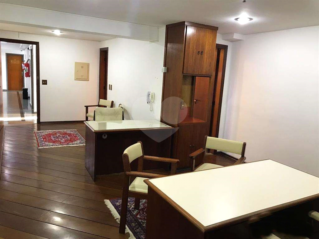 Sala comercial. 300 metros do Metrô. Com móveis e dois banheiros. Andar alto. 