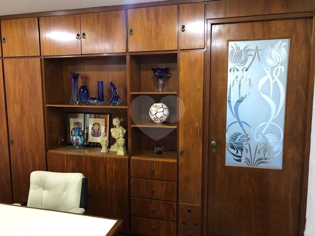Sala comercial. 300 metros do Metrô. Com móveis e dois banheiros. Andar alto. 