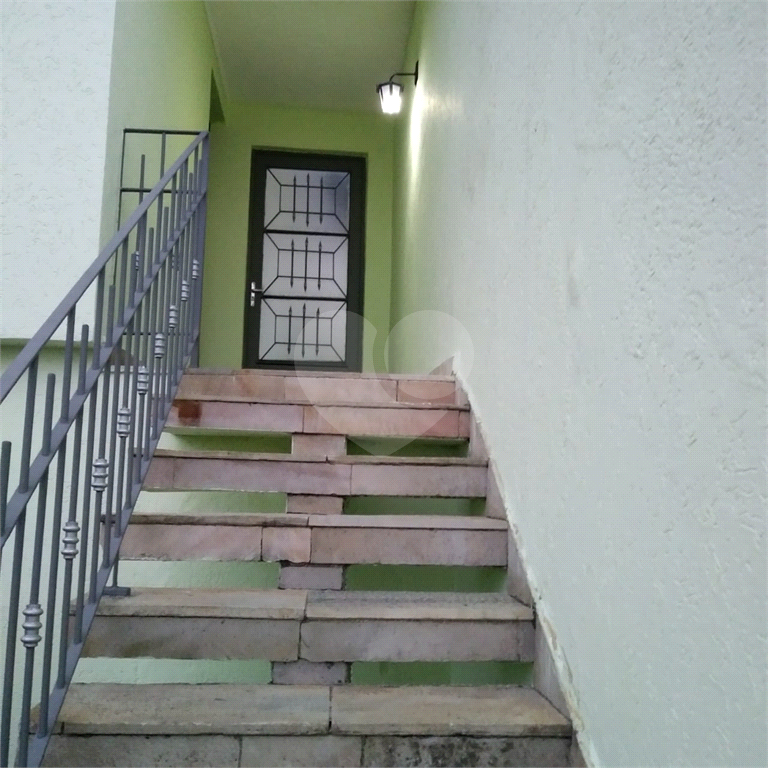 Bela Casa Assobradada no Jardim Tremembé com 03 amplos dormitórios e 03 vagas de garagem 