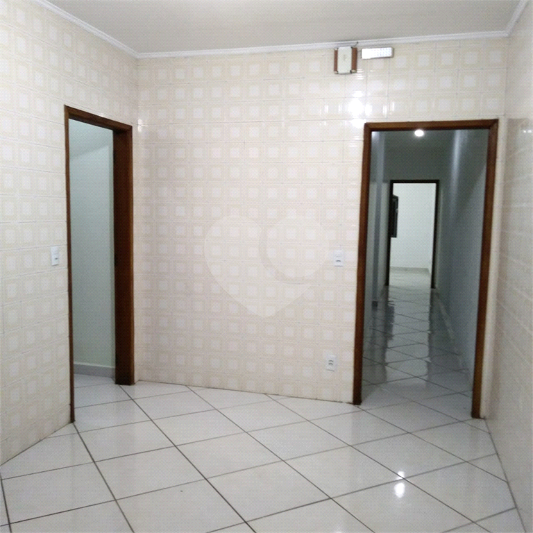 Bela Casa Assobradada no Jardim Tremembé com 03 amplos dormitórios e 03 vagas de garagem 