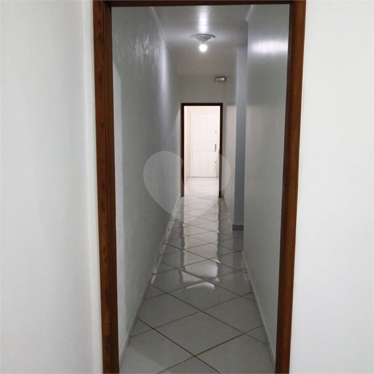 Bela Casa Assobradada no Jardim Tremembé com 03 amplos dormitórios e 03 vagas de garagem 