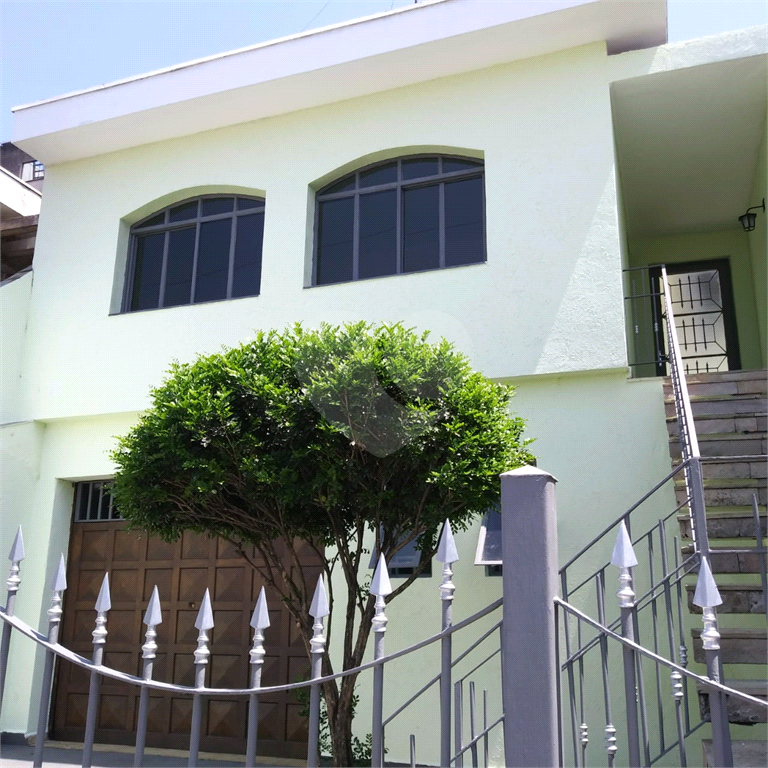 Bela Casa Assobradada no Jardim Tremembé com 03 amplos dormitórios e 03 vagas de garagem 