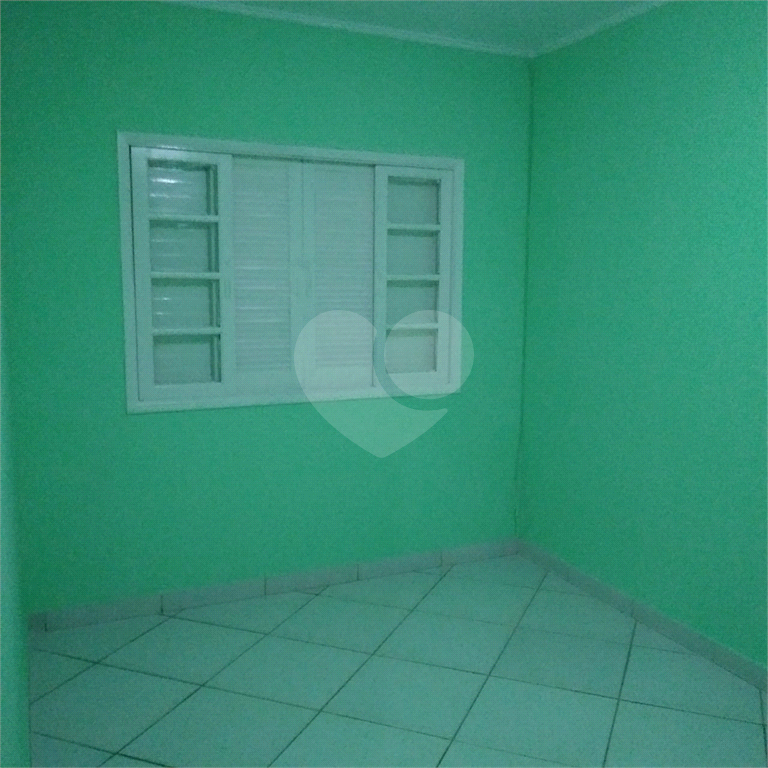 Bela Casa Assobradada no Jardim Tremembé com 03 amplos dormitórios e 03 vagas de garagem 