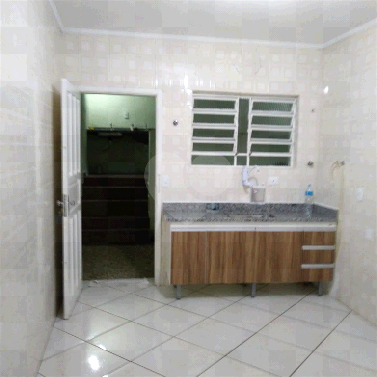 Bela Casa Assobradada no Jardim Tremembé com 03 amplos dormitórios e 03 vagas de garagem 