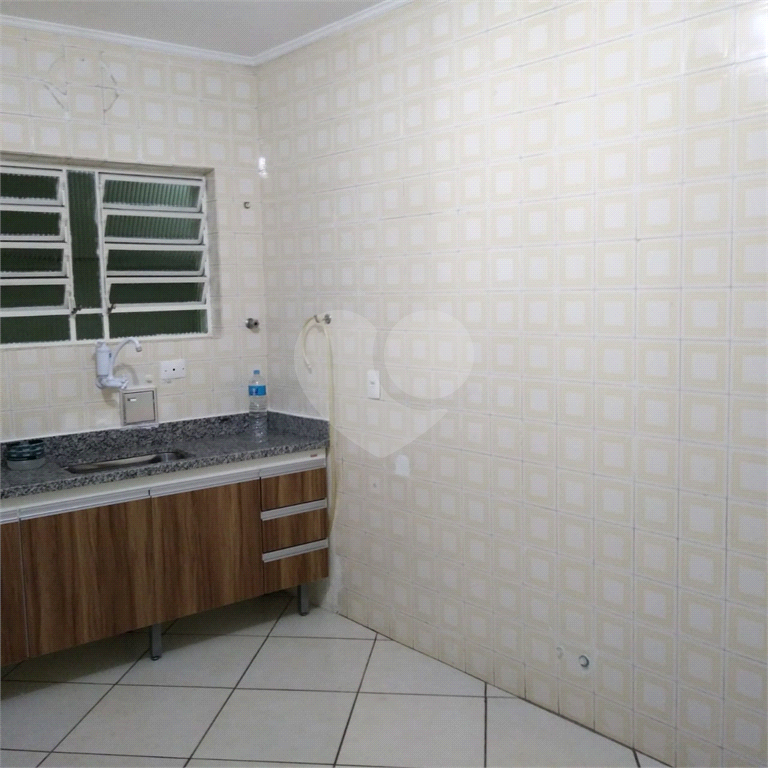 Bela Casa Assobradada no Jardim Tremembé com 03 amplos dormitórios e 03 vagas de garagem 