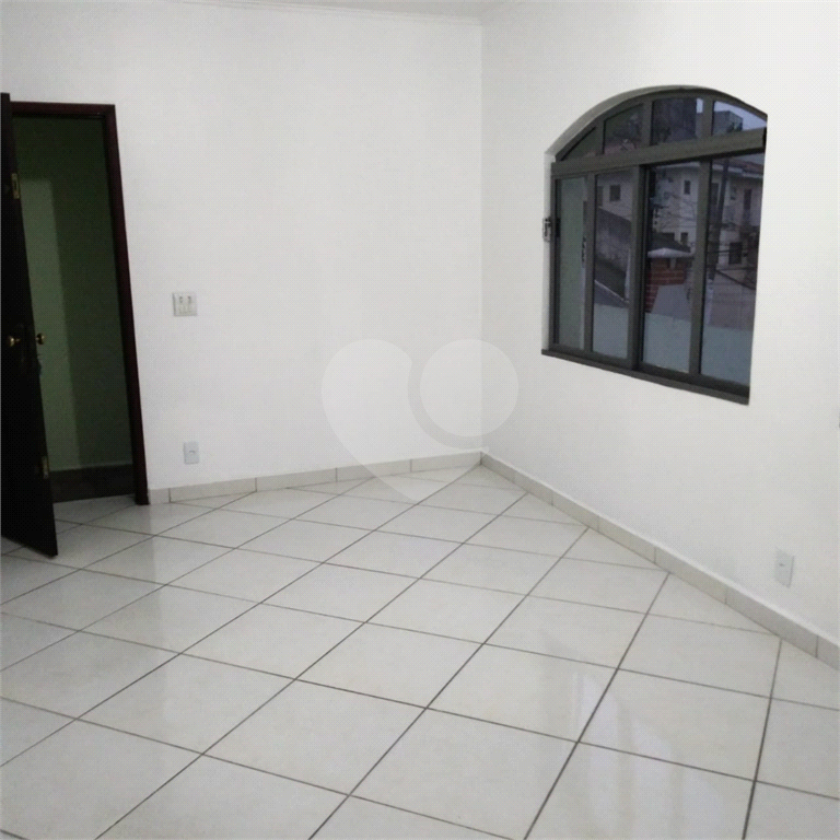 Bela Casa Assobradada no Jardim Tremembé com 03 amplos dormitórios e 03 vagas de garagem 