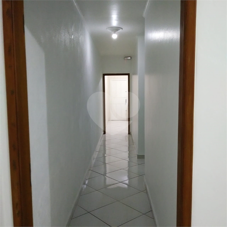 Bela Casa Assobradada no Jardim Tremembé com 03 amplos dormitórios e 03 vagas de garagem 