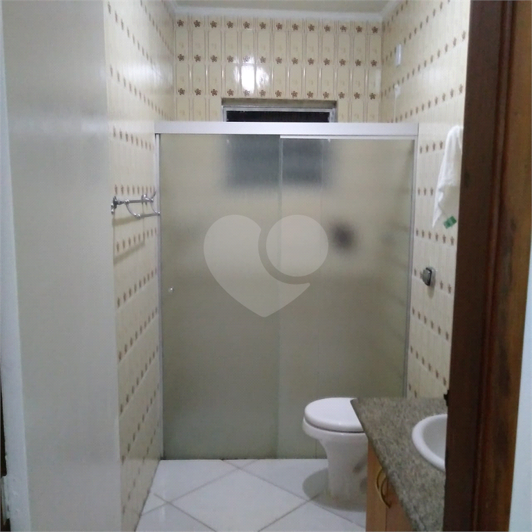 Bela Casa Assobradada no Jardim Tremembé com 03 amplos dormitórios e 03 vagas de garagem 