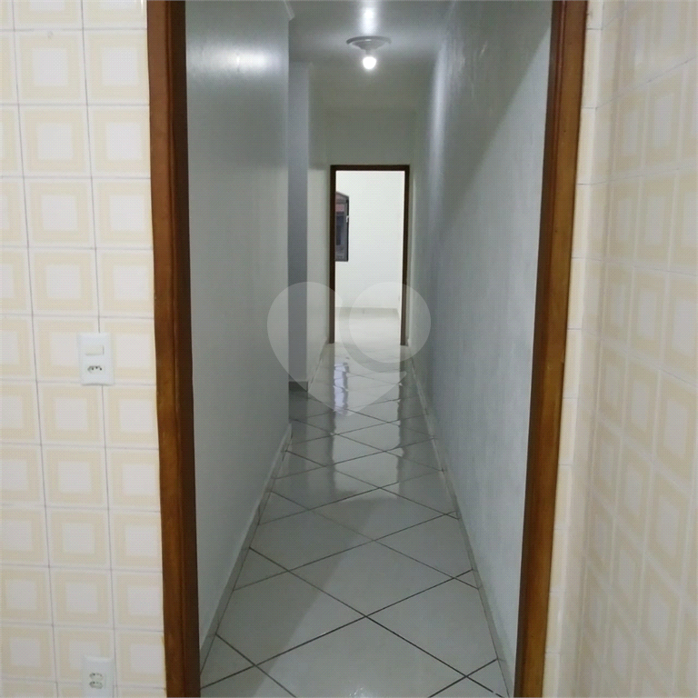 Bela Casa Assobradada no Jardim Tremembé com 03 amplos dormitórios e 03 vagas de garagem 