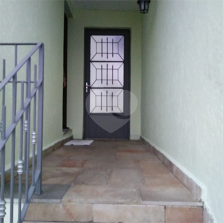 Bela Casa Assobradada no Jardim Tremembé com 03 amplos dormitórios e 03 vagas de garagem 