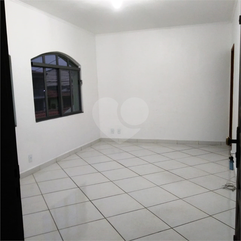Bela Casa Assobradada no Jardim Tremembé com 03 amplos dormitórios e 03 vagas de garagem 