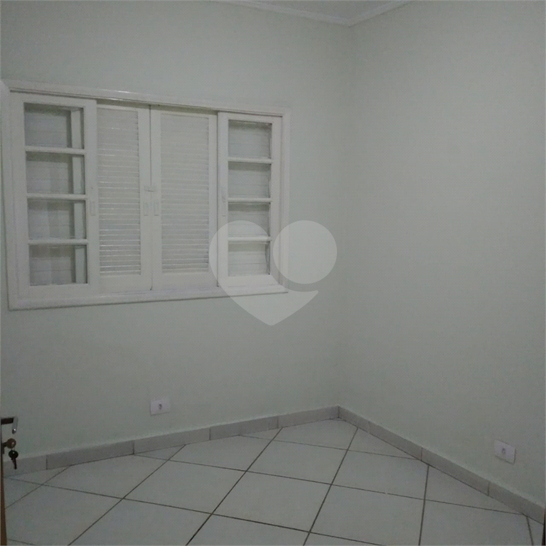 Bela Casa Assobradada no Jardim Tremembé com 03 amplos dormitórios e 03 vagas de garagem 