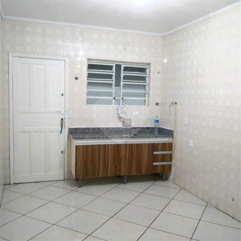 Bela Casa Assobradada no Jardim Tremembé com 03 amplos dormitórios e 03 vagas de garagem 