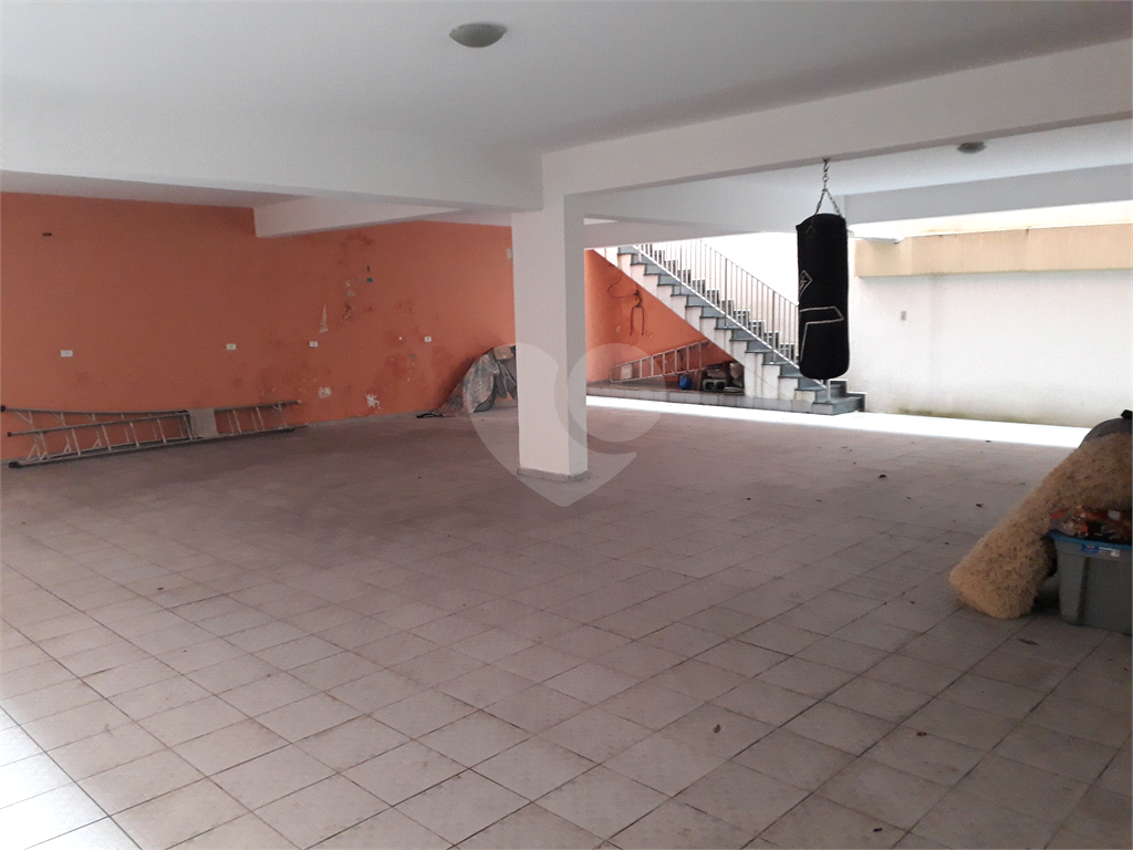 Mansão em condomínio, com 6 suites, e vagas para 15 autos....