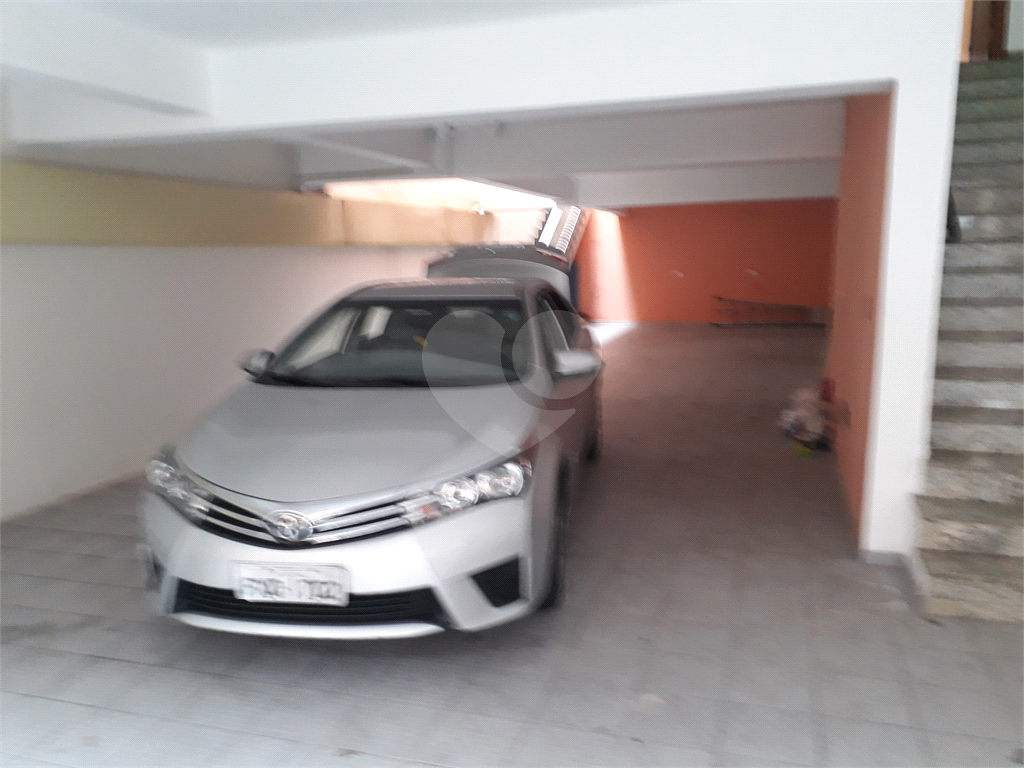 Mansão em condomínio, com 6 suites, e vagas para 15 autos....
