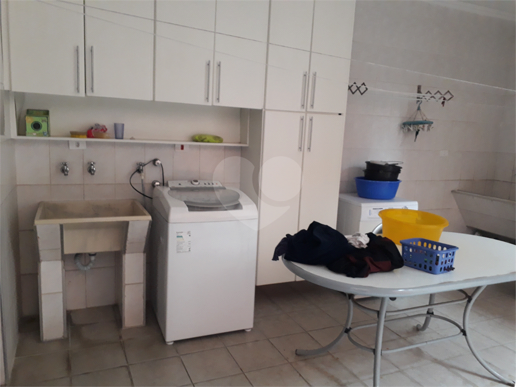 Mansão em condomínio, com 6 suites, e vagas para 15 autos....