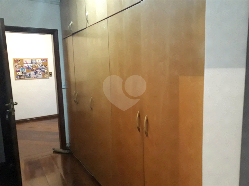 Mansão em condomínio, com 6 suites, e vagas para 15 autos....