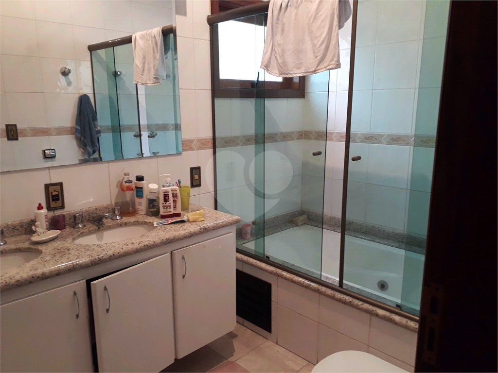 Mansão em condomínio, com 6 suites, e vagas para 15 autos....