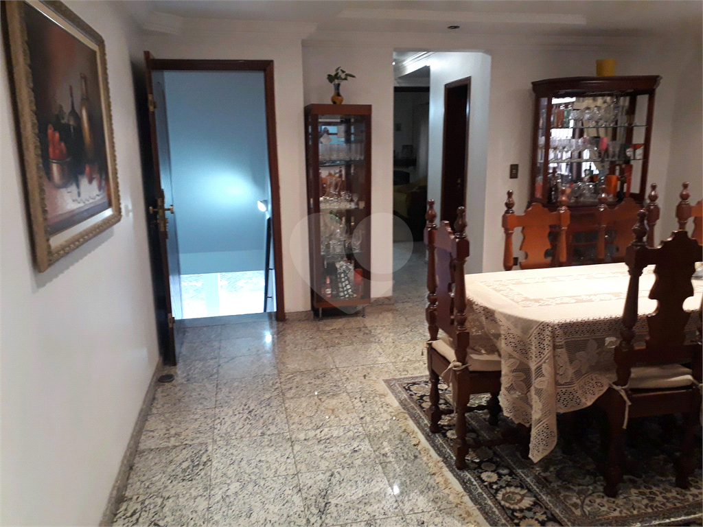 Mansão em condomínio, com 6 suites, e vagas para 15 autos....