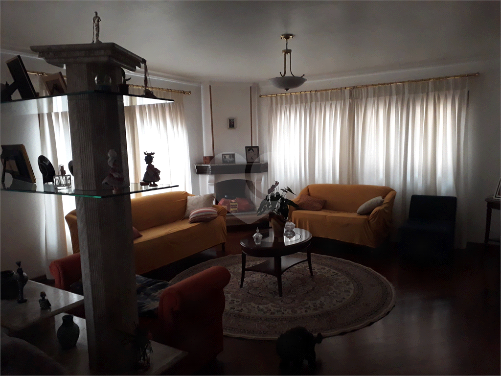 Mansão em condomínio, com 6 suites, e vagas para 15 autos....