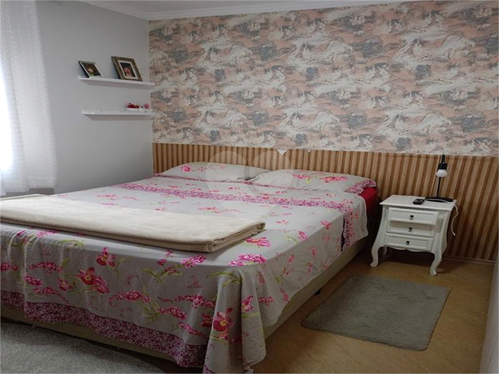 SOBRADO COM 3 DORM, 1 SUITE E 2 VAGAS DE GARAGEM