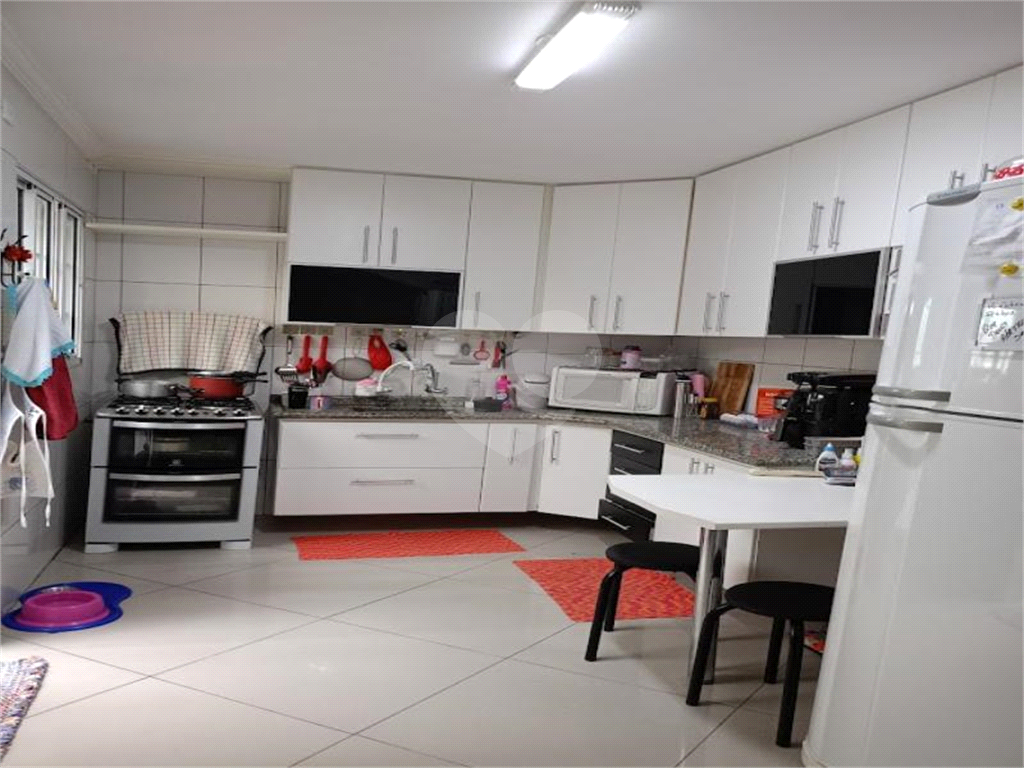 SOBRADO COM 3 DORM, 1 SUITE E 2 VAGAS DE GARAGEM