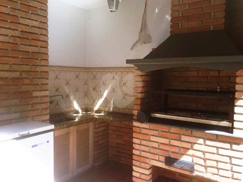 Sobrado com 210m² 3 dormitórios sendo 1 suíte. 10 minutos do Metrô