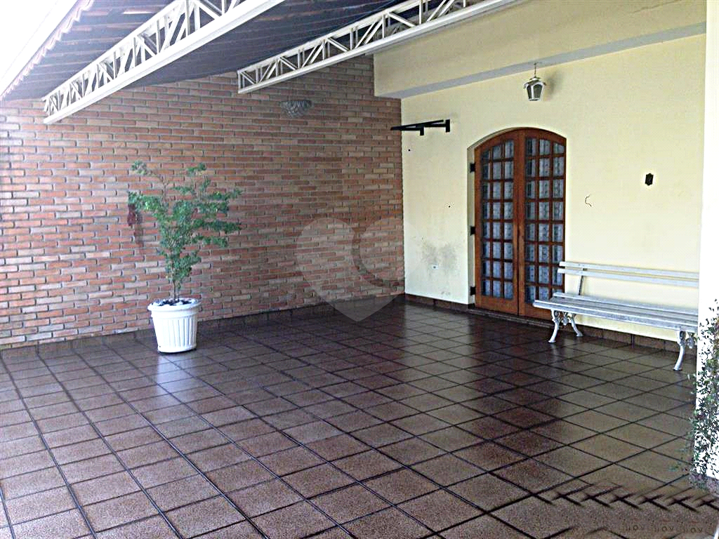Sobrado com 210m² 3 dormitórios sendo 1 suíte. 10 minutos do Metrô