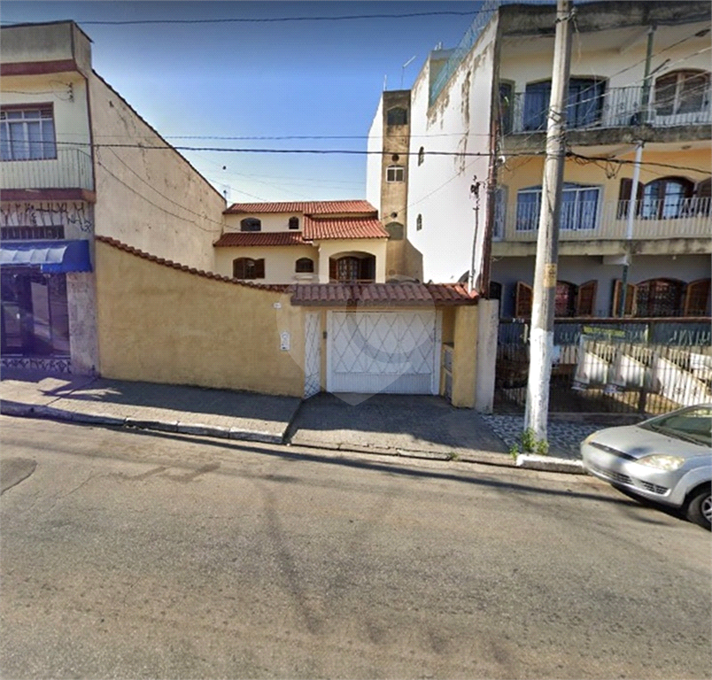 Sobrado com 210m² 3 dormitórios sendo 1 suíte. 10 minutos do Metrô