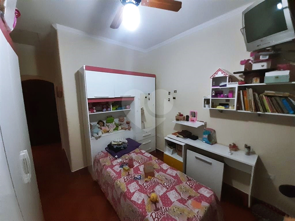 Casa térrea em rua fechada 