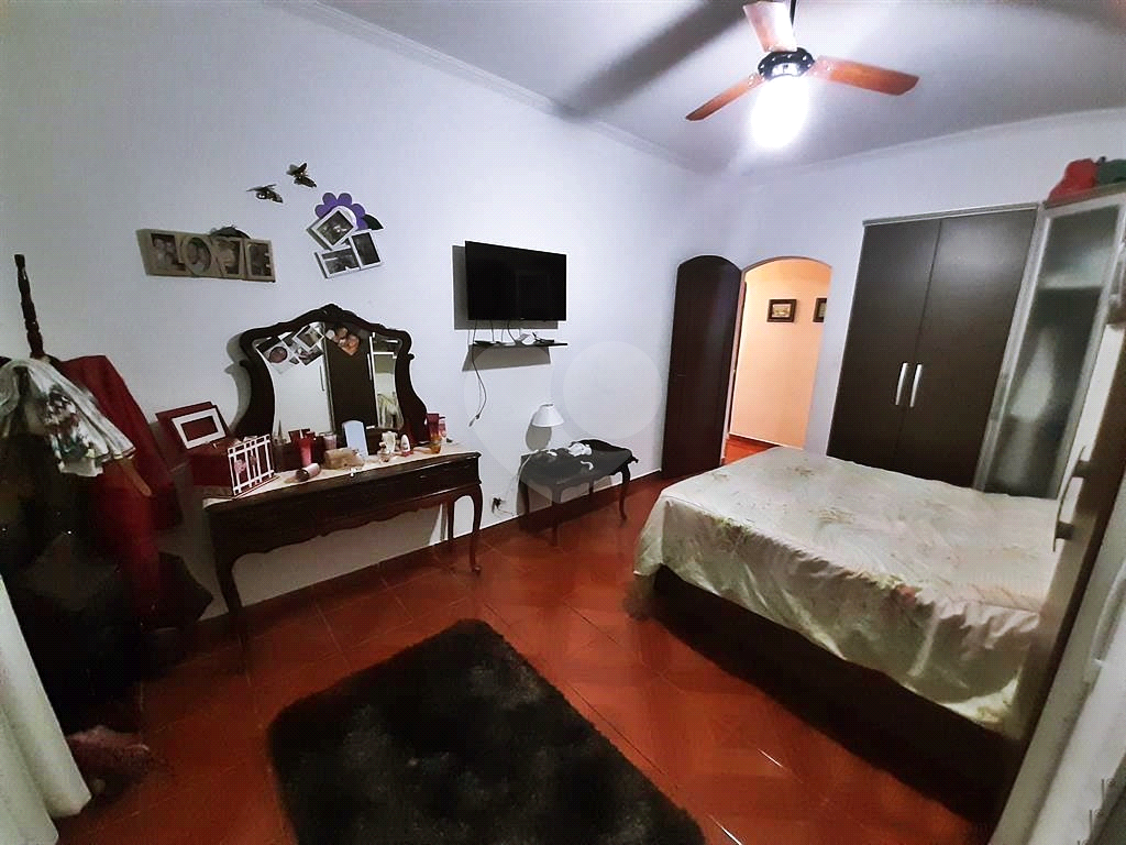 Casa térrea em rua fechada 