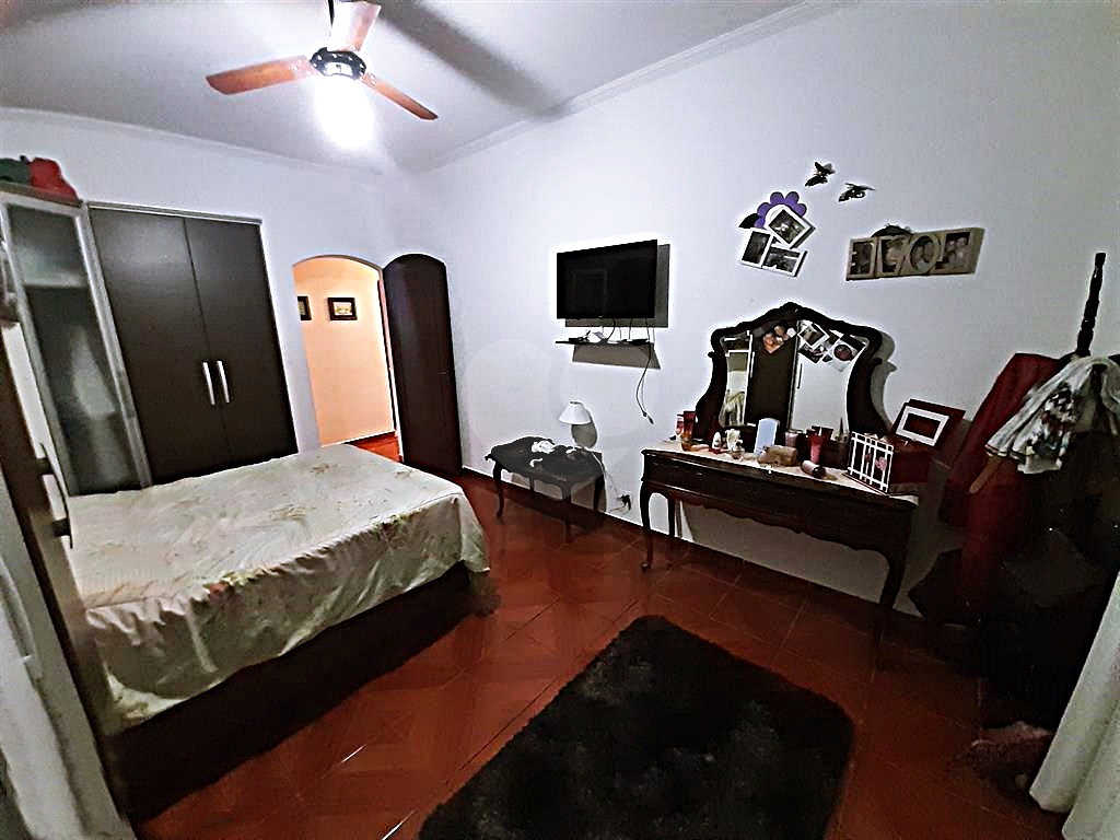 Casa térrea em rua fechada 