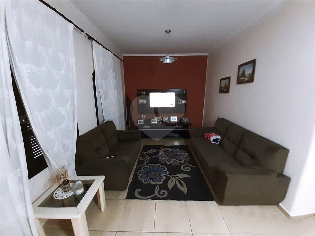 Casa térrea em rua fechada 