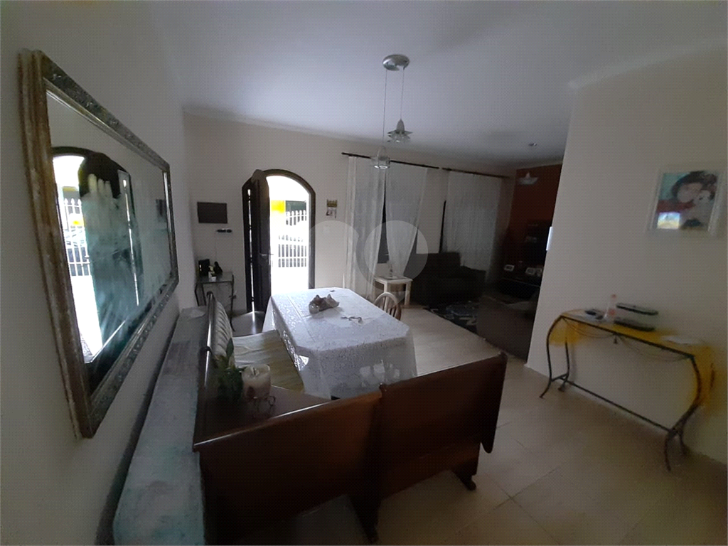Casa térrea em rua fechada 