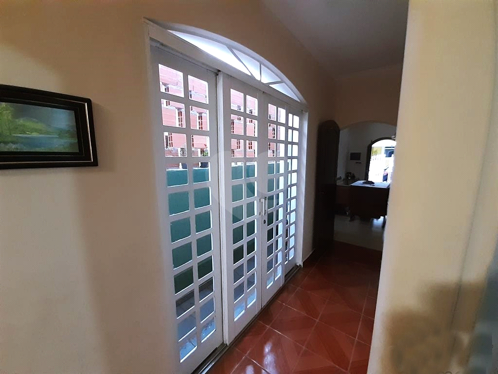 Casa térrea em rua fechada 
