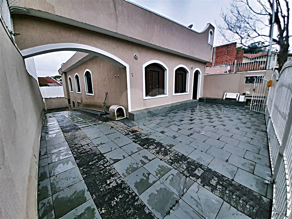 Casa térrea em rua fechada 