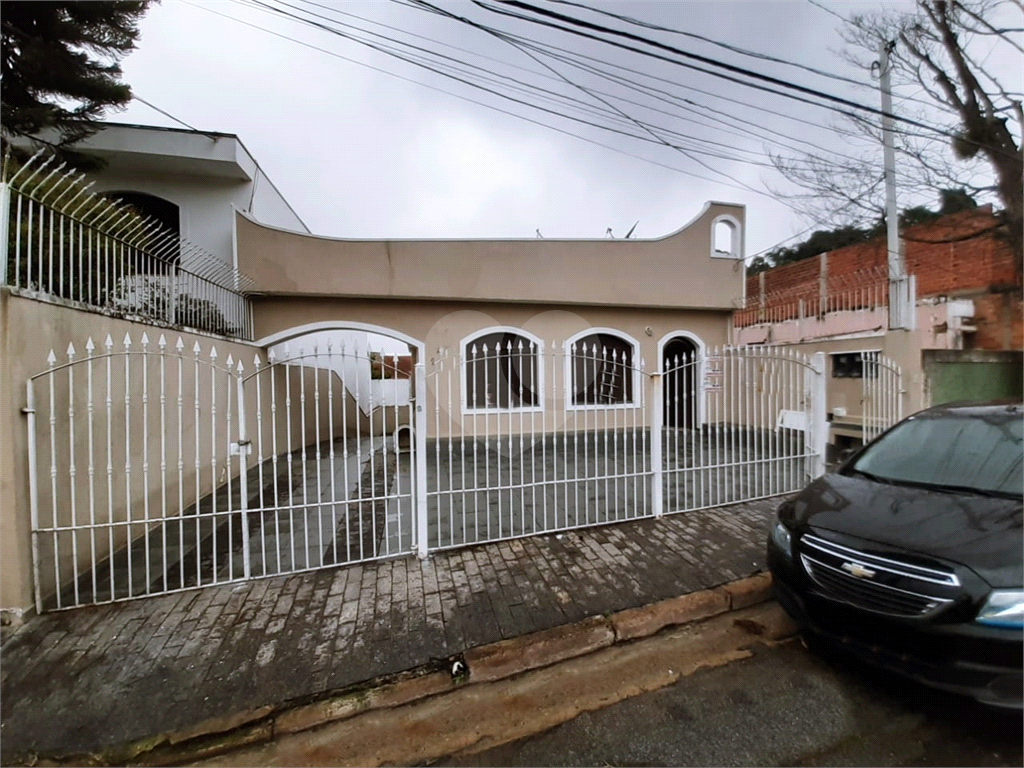 Casa térrea em rua fechada 