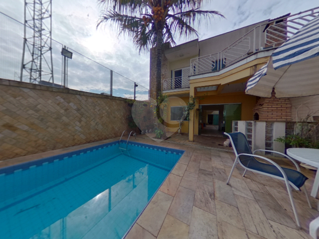 Sobrado próximo ao Metrô Parada Inglesa com piscina