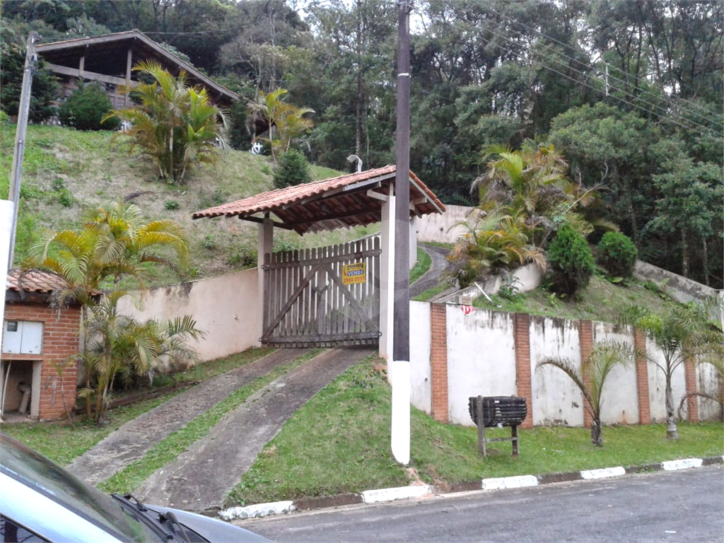 Casa terreá em condomínio toda avarandada!