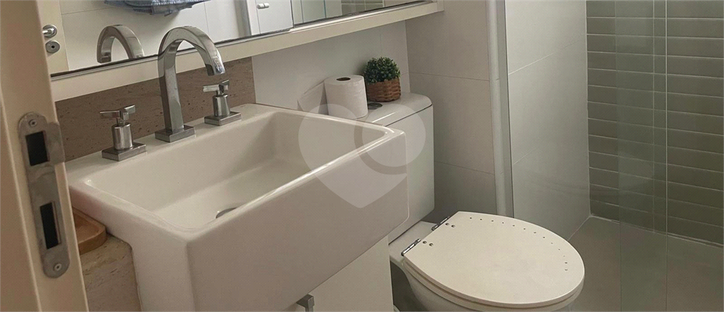 Apartamento novo, habitado por apenas 2 anos, acabamento completo e excelente localização!! 