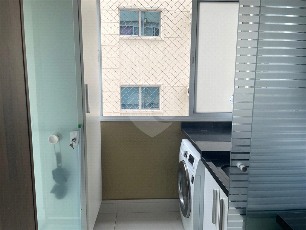 Apartamento novo, habitado por apenas 2 anos, acabamento completo e excelente localização!! 